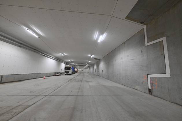 The King Crosses The Oosterweel Tunnel ANTWERPEN, BELGIUM - OCTOBER 21 : Crossing the Oosterweel tunnel during the king s visit of the construction site of the Oosterweel Link in Antwerp. This major infrastructure project, led by the project owner Lantis, will complete the Antwerp Ring Road (R1) through a complex system of new tunnels. The link aims to structurally resolve the traffic congestion around Antwerp by diverting heavy port and through traffic via an additional Scheldt tunnel. Antwerpen, Belgium, 21 10 2026 Antwerpen Belgium  Copyright: xBertxVanxDenxBrouckex
