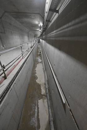 The King Crosses The Oosterweel Tunnel ANTWERPEN, BELGIUM - OCTOBER 21 : Crossing the Oosterweel tunnel during the king s visit of the construction site of the Oosterweel Link in Antwerp. This major infrastructure project, led by the project owner Lantis, will complete the Antwerp Ring Road (R1) through a complex system of new tunnels. The link aims to structurally resolve the traffic congestion around Antwerp by diverting heavy port and through traffic via an additional Scheldt tunnel. Antwerpen, Belgium, 21 10 2026 Antwerpen Belgium  Copyright: xBertxVanxDenxBrouckex