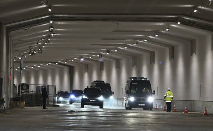 The King Crosses The Oosterweel Tunnel ANTWERPEN, BELGIUM - OCTOBER 21 : Crossing the Oosterweel tunnel during the king s visit of the construction site of the Oosterweel Link in Antwerp. This major infrastructure project, led by the project owner Lantis, will complete the Antwerp Ring Road (R1) through a complex system of new tunnels. The link aims to structurally resolve the traffic congestion around Antwerp by diverting heavy port and through traffic via an additional Scheldt tunnel. Antwerpen, Belgium, 21 10 2026 Antwerpen Belgium  Copyright: xBertxVanxDenxBrouckex