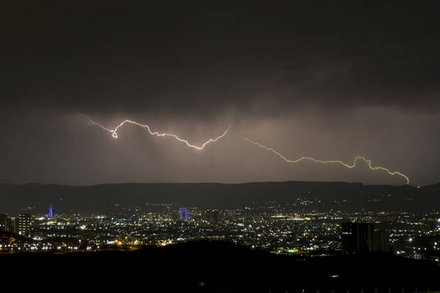 News Bilder des Tages Sulaymaniyah Iraq Lightning Storm Lightning illuminates the night sky above Sulaymaniyah, Iraq on October 21, 2026. Thunderstorms passing over the city cast flashes of light across clouds and the skyline in the Kurdistan Region of Iraq. Sulaymaniyah Sulaymaniyah Iraq Copyright: xTebinxZhinx