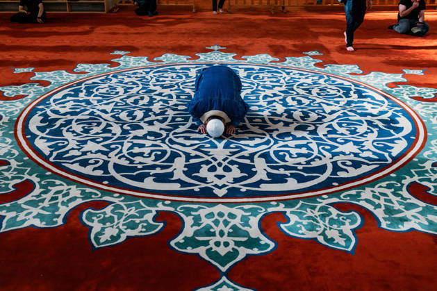 News Bilder des Tages October 21, 2026, Istanbul, Turkey: A man prays inside a mosque in Istanbul, Turkey. The Turkish lira traded near 49.58 to the dollar and 55.75 to the euro. Istanbul Turkey  - ZUMAz174 20261021_zip_z174_010 Copyright: xMoexZoyarix