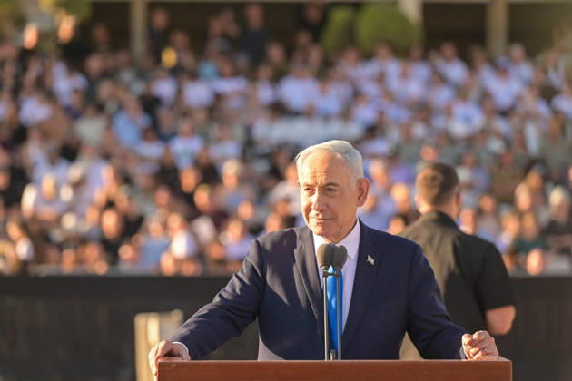 News Bilder des Tages October 21, 2026, Mitzpe Ramon, Israel: Israeli Prime Minister Benjamin Netanyahu delivers an address during the Israel Defense Forces (IDF) officer course graduation ceremony at the Bahad 1 Officers School. With IsraelÃ¢â‚¬â ¢s general election scheduled for October 27, Netanyahu spoke to newly commissioned officers to emphasize national security priorities amid trailing poll numbers six days before the vote. Mitzpe Ramon Israel  - ZUMAi99_ 20261021_zip_i99_001 Copyright: xKobixGideon IsraelxGpox