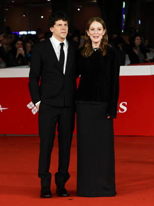 IPA89995848 - Rome, 2026 Film Festival Night 9 Red carpet for the film *THE DEBUT*. Pictured: Jesse Eisenberg, Julianne Moore  Copyright: xMarcoxProvvisionatox xPoolxRomaxFilmxFestx2026x IPA89995848