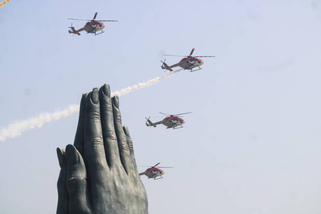 News Bilder des Tages IAF Grand Air Show rehearsal over Namo Ghat Varanasi, Oct 21 (ANI): Indian Air Force helicopters fly in formation during IAF Grand Air Show rehearsal over Namo Ghat, in Varanasi on Wednesday. Varanasi Uttar Pradesh India Copyright: xANIx ANI_20261021474