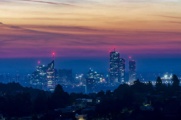 News Bilder des Tages vineyard in Neustift am Walde, view to high-rises Millennium Tower, DC Tower 1, 2 and 3, Donaucity, sunrise Vienna 19. Döbling Wien Austria