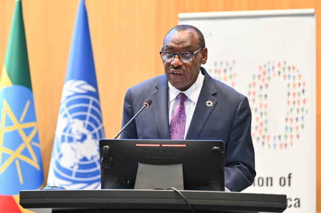 News Bilder des Tages (261021) -- ADDIS ABABA, Oct. 21, 2026 -- Claver Gatete, UN under-secretary-general and executive secretary of the UN Economic Commission for Africa, delivers a speech during the joint session of the Statistical Commission for Africa and the Regional Committee of United Nations Global Geospatial Information Management for Africa held in Addis Ababa, the capital of Ethiopia, Oct. 21, 2026. TO GO WITH UN, African officials call for investment on data systems ETHIOPIA-ADDIS ABABA-DATA SYSTEMS-JOINT SESSION MulunehxGebre 