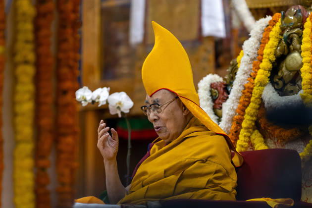 News Bilder des Tages October 21, 2026, Dharamshala, Himachal Pradesh, India: Tibetan Spiritual leader the Dalai Lama during a Long Life Prayer offered to him by TIPA, Norbulingka Institute and Nepal Tibetan Lhamo Association at Tsuglakhang Temple, Mcleodganj, Dharamshala on Wednesday. Dharamshala India  - ZUMAb235 20261021_zip_b235_033 Copyright: xShaileshxBhatnagarx