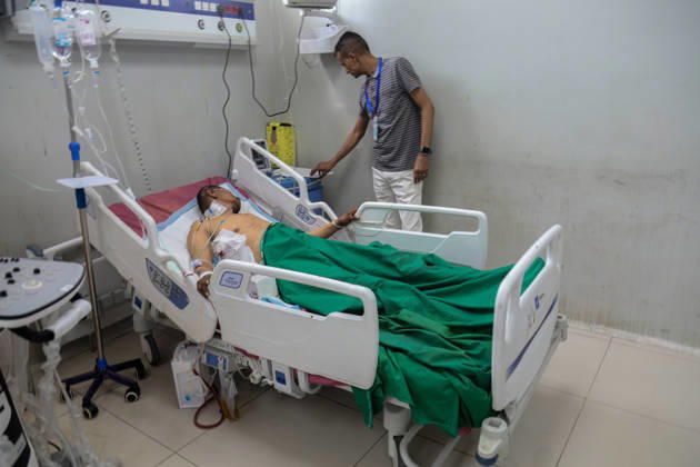 Healthcare crisis deepens in war-torn Yemeni city of Taiz TAIZ, YEMEN - OCTOBER 21: Wounded Yemeni civilians receive treatment under dire conditions at Al-Thawra Hospital, the city s largest public hospital, in Taiz, Yemen, on October 21, 2026. As intense clashes persist between Yemeni government forces and Iran-backed Houthi rebels for control of the strategically located province, healthcare facilities face severe disruption due to critical fuel shortages while thousands of displaced and conflict-affected families struggle to survive. Hamza Mustafa Anadolu Taiz Yemen. Editorial use only. Please get in touch for any other usage. Copyright: x2026xAnadoluxHamzaxMustafax