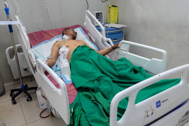 Healthcare crisis deepens in war-torn Yemeni city of Taiz TAIZ, YEMEN - OCTOBER 21: Wounded Yemeni civilians receive treatment under dire conditions at Al-Thawra Hospital, the city s largest public hospital, in Taiz, Yemen, on October 21, 2026. As intense clashes persist between Yemeni government forces and Iran-backed Houthi rebels for control of the strategically located province, healthcare facilities face severe disruption due to critical fuel shortages while thousands of displaced and conflict-affected families struggle to survive. Hamza Mustafa Anadolu Taiz Yemen. Editorial use only. Please get in touch for any other usage. Copyright: x2026xAnadoluxHamzaxMustafax