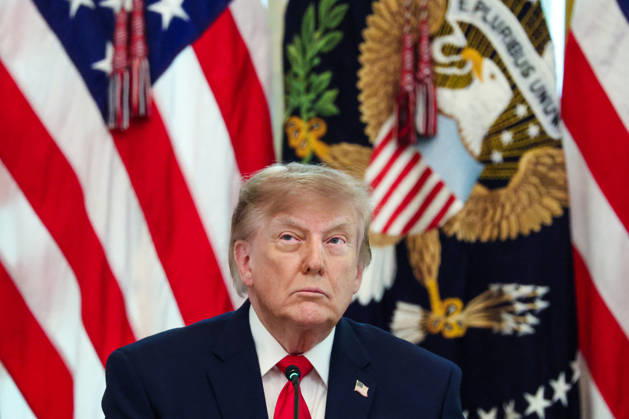 News Bilder des Tages DC: President Trump Hosts Roundtable on Cybercrime at White House President Donald Trump listens during a roundtable discussion on cybercrime in the East Room of the White House on October 21, 2026 in Washington, D.C. The administration is fighting back against foreign-based organized criminal organizations that exploit Americans in cyberspace and their scam centers and fraud schemes. (Photo by Samuel Corum Pool ABACAPRESS.COM) Washington DC United States  Copyright: xPool ABACAx