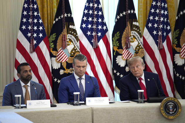 Donald Trump on cybercrime - Washington US President Donald Trump with FBI Director Kash Patel and Defense Secretary Pete Hegseth participate in the roundtable on protecting American families and seniors from cybercrime in the East Room at the White House in Washington on October 21, 2026. Photo by Yuri Gripas ABACAPRESS.COM Washington DC United States  Copyright: xGripasxYuri ABACAx