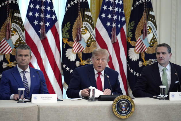 Donald Trump on cybercrime - Washington US President Donald Trump with Defense Secretary Pete Hegseth and Attorney General Todd Blanche (R) participate in the roundtable on protecting American families and seniors from cybercrime in the East Room at the White House in Washington on October 21, 2026. Photo by Yuri Gripas ABACAPRESS.COM Washington DC United States  Copyright: xGripasxYuri ABACAx