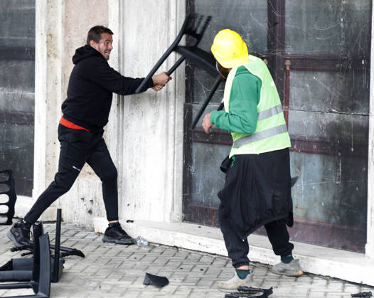 Protesters Clash with Police During a Demonstration in Tirana, Albania. Protesters destroy chairs set up by the PM s office for a proposed dialogue with students outside government headquarters in Tirana, Albania, on October 21, after several days of anti-government protests turned violent 2026. Albanian Prime Minister Edi Rama blamed a hybrid war for fuelling unrest in his country, after more than a week of violent anti-government demonstrations demanding better university conditions, anger over corruption and renewed calls for the Prime Minister s resignation. Light Studio Agency Malton Dibra Tirana Albania Copyright: xLightxStudioxAgencyx xMaltonxDibrax