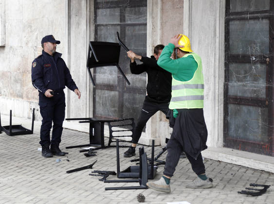 Protesters Clash with Police During a Demonstration in Tirana, Albania. Protesters destroy chairs set up by the PM s office for a proposed dialogue with students outside government headquarters in Tirana, Albania, on October 21, after several days of anti-government protests turned violent 2026. Albanian Prime Minister Edi Rama blamed a hybrid war for fuelling unrest in his country, after more than a week of violent anti-government demonstrations demanding better university conditions, anger over corruption and renewed calls for the Prime Minister s resignation. Light Studio Agency Malton Dibra Tirana Albania Copyright: xLightxStudioxAgencyx xMaltonxDibrax
