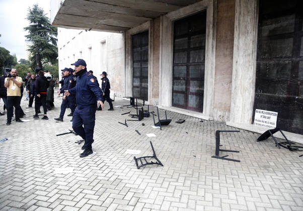 Protesters Clash with Police During a Demonstration in Tirana, Albania. Protesters destroy chairs set up by the PM s office for a proposed dialogue with students outside government headquarters in Tirana, Albania, on October 21, after several days of anti-government protests turned violent 2026. Albanian Prime Minister Edi Rama blamed a hybrid war for fuelling unrest in his country, after more than a week of violent anti-government demonstrations demanding better university conditions, anger over corruption and renewed calls for the Prime Minister s resignation. Light Studio Agency Malton Dibra Tirana Albania Copyright: xLightxStudioxAgencyx xMaltonxDibrax