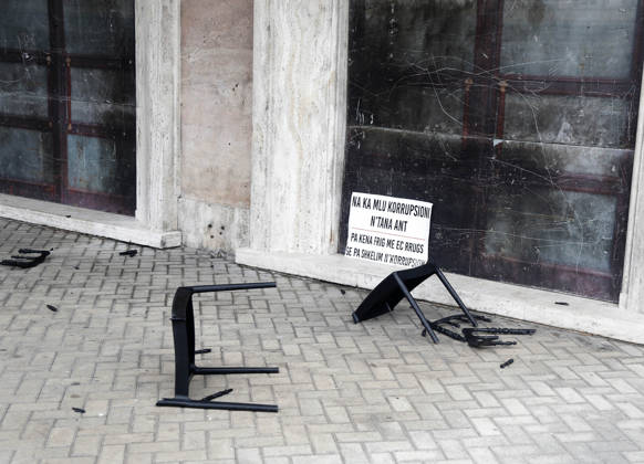 Protesters Clash with Police During a Demonstration in Tirana, Albania. Protesters destroy chairs set up by the PM s office for a proposed dialogue with students outside government headquarters in Tirana, Albania, on October 21, after several days of anti-government protests turned violent 2026. Albanian Prime Minister Edi Rama blamed a hybrid war for fuelling unrest in his country, after more than a week of violent anti-government demonstrations demanding better university conditions, anger over corruption and renewed calls for the Prime Minister s resignation. Light Studio Agency Malton Dibra Tirana Albania Copyright: xLightxStudioxAgencyx xMaltonxDibrax