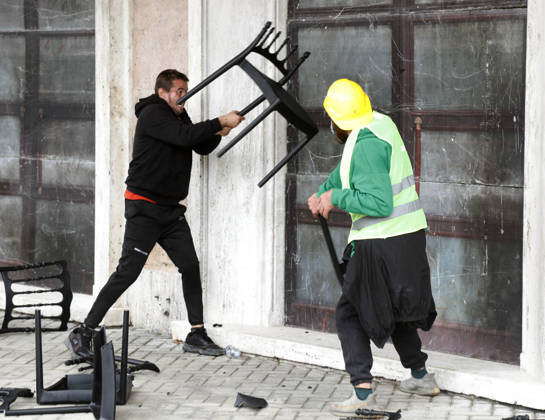 Protesters Clash with Police During a Demonstration in Tirana, Albania. Protesters destroy chairs set up by the PM s office for a proposed dialogue with students outside government headquarters in Tirana, Albania, on October 21, after several days of anti-government protests turned violent 2026. Albanian Prime Minister Edi Rama blamed a hybrid war for fuelling unrest in his country, after more than a week of violent anti-government demonstrations demanding better university conditions, anger over corruption and renewed calls for the Prime Minister s resignation. Light Studio Agency Malton Dibra Tirana Albania Copyright: xLightxStudioxAgencyx xMaltonxDibrax
