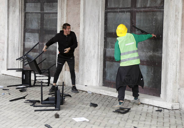 Protesters Clash with Police During a Demonstration in Tirana, Albania. Protesters destroy chairs set up by the PM s office for a proposed dialogue with students outside government headquarters in Tirana, Albania, on October 21, after several days of anti-government protests turned violent 2026. Albanian Prime Minister Edi Rama blamed a hybrid war for fuelling unrest in his country, after more than a week of violent anti-government demonstrations demanding better university conditions, anger over corruption and renewed calls for the Prime Minister s resignation. Light Studio Agency Malton Dibra Tirana Albania Copyright: xLightxStudioxAgencyx xMaltonxDibrax