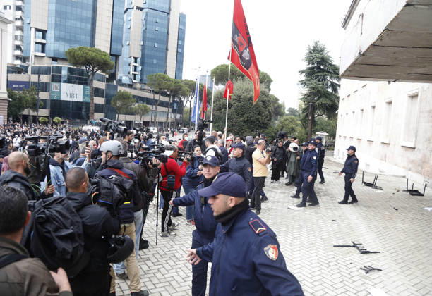 Protesters Clash with Police During a Demonstration in Tirana, Albania. Protesters destroy chairs set up by the PM s office for a proposed dialogue with students outside government headquarters in Tirana, Albania, on October 21, after several days of anti-government protests turned violent 2026. Albanian Prime Minister Edi Rama blamed a hybrid war for fuelling unrest in his country, after more than a week of violent anti-government demonstrations demanding better university conditions, anger over corruption and renewed calls for the Prime Minister s resignation. Light Studio Agency Malton Dibra Tirana Albania Copyright: xLightxStudioxAgencyx xMaltonxDibrax