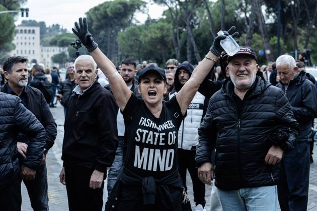 Students protest continue in Tirana TIRANA, ALBANIA - OCTOBER 21, 2026: Protesters are demonstrating outside the Ministry of Education and the Prime Minister s Office in Tirana, Albania due to widespread outrage over government corruption, poor university standards and rising education costs. Tirana Albania Copyright: x xKonstantinosxZilosx xJNAxPressx
