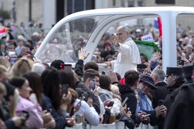 October 21, 2026, Vatican City, Vatican: Pope Leo XIV waves as he arrives for his weekly general audience in St. Peter s square at the Vatican.Pope Leo XIV during Weekly General Audience in Vatican City Vatican City Vatican  - ZUMAs197 20261021_aaa_s197_284 Copyright: xMariaxGraziaxPicciarellax