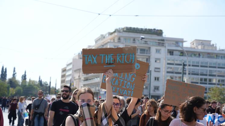 October 21, 2026, Athens, Greece: ATHENS, GREECE, OCTOBER 21, 2026: Students and educators march through central Athens towards the Greek Parliament during nationwide education protests and teachers™ strike action. Demonstrators demand increased public education funding, improved school facilities, smaller classes and higher teachers™ salaries, while opposing education privatisation. Athens Greece - ZUMAq101 20261021_zna_q101_249 Copyright: xVedatxYelerx