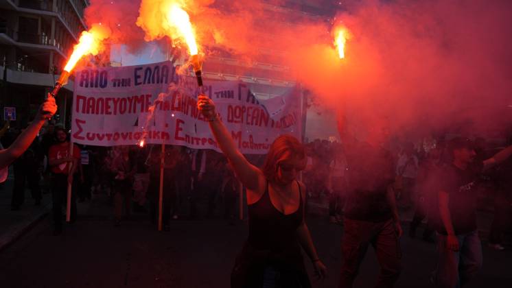 October 21, 2026, Athens, Greece: ATHENS, GREECE, OCTOBER 21, 2026: Students and educators march through central Athens towards the Greek Parliament during nationwide education protests and teachers™ strike action. Demonstrators demand increased public education funding, improved school facilities, smaller classes and higher teachers™ salaries, while opposing education privatisation. Athens Greece - ZUMAq101 20261021_zna_q101_255 Copyright: xVedatxYelerx