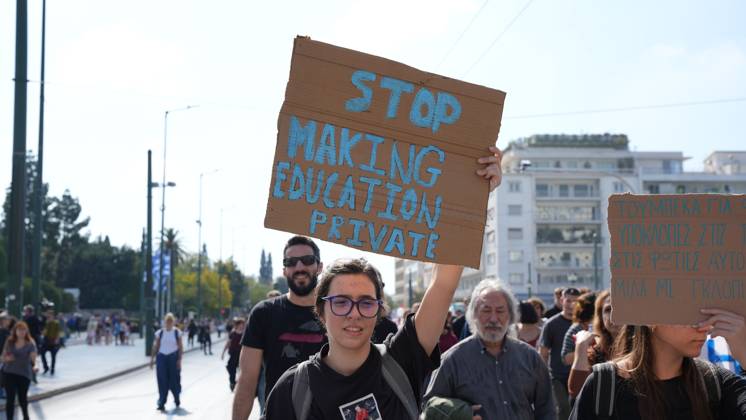 October 21, 2026, Athens, Greece: ATHENS, GREECE, OCTOBER 21, 2026: Students and educators march through central Athens towards the Greek Parliament during nationwide education protests and teachers™ strike action. Demonstrators demand increased public education funding, improved school facilities, smaller classes and higher teachers™ salaries, while opposing education privatisation. Athens Greece - ZUMAq101 20261021_zna_q101_256 Copyright: xVedatxYelerx