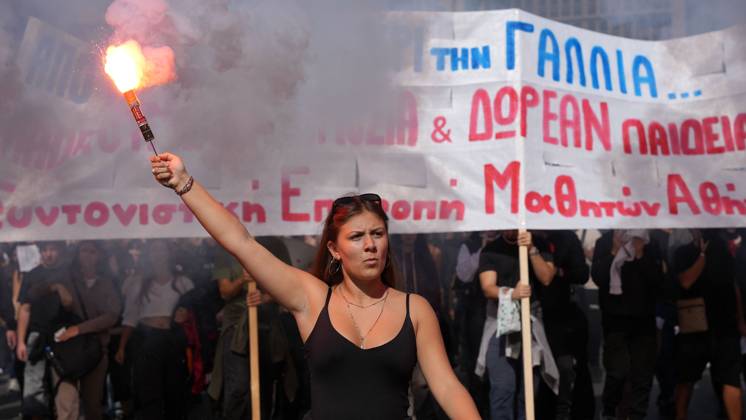 October 21, 2026, Athens, Greece: ATHENS, GREECE, OCTOBER 21, 2026: Students and educators march through central Athens towards the Greek Parliament during nationwide education protests and teachers™ strike action. Demonstrators demand increased public education funding, improved school facilities, smaller classes and higher teachers™ salaries, while opposing education privatisation. Athens Greece - ZUMAq101 20261021_zna_q101_257 Copyright: xVedatxYelerx