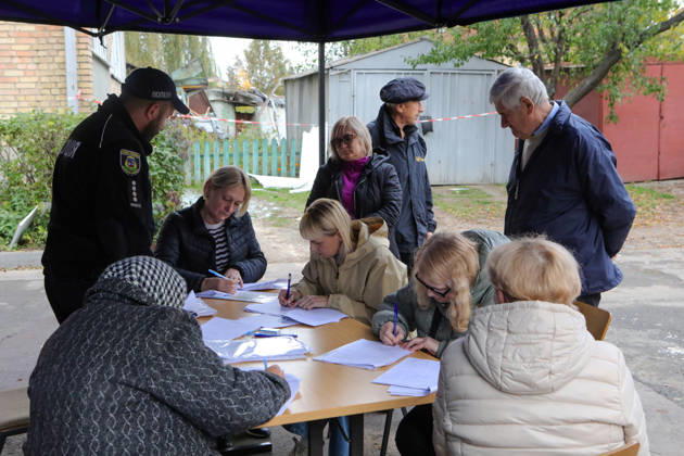 Residents report damage caused by a Russian drone attack at a mobile point of the Bucha District Police Department, Petropavlivska Borshchahivka, Kyiv region, Ukraine, October 21, 2026. (Photo by Volodymyr Tarasov Ukrinform) Consequences of Russian drone attack in Kyiv region  Copyright: xVolodymyrxTarasovx