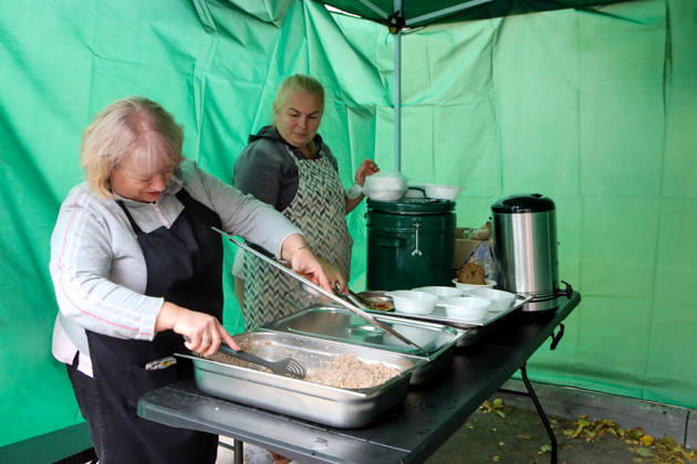 Two women offer meals to people affected by a Russian drone attack, Petropavlivska Borshchahivka, Kyiv region, Ukraine, October 21, 2026. (Photo by Volodymyr Tarasov Ukrinform) Consequences of Russian drone attack in Kyiv region  Copyright: xVolodymyrxTarasovx