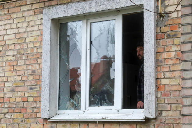 A man stands at a shattered window in an apartment block damaged by a Russian drone attack, Petropavlivska Borshchahivka, Kyiv region, Ukraine, October 21, 2026. (Photo by Volodymyr Tarasov Ukrinform) Consequences of Russian drone attack in Kyiv region  Copyright: xVolodymyrxTarasovx