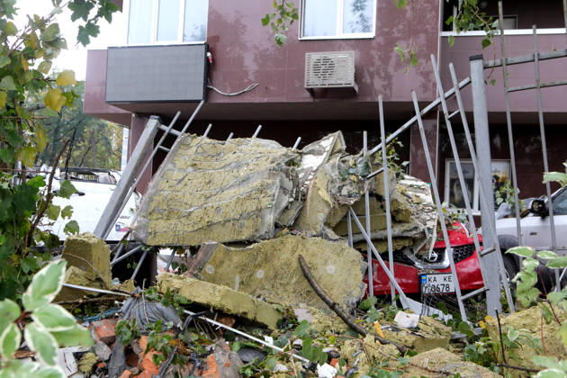 Pieces of mineral wool hang on the fence outside an apartment block in the Sviatoshynskyi district damaged by a Russian drone strike, Kyiv, Ukraine, October 21, 2026. The drone hit the building’s 20th floor, sparking a fire. Two people were killed in the attack. (Photo by Volodymyr Tarasov Ukrinform) Russian drone hits 24-storey apartment block in Kyiv  Copyright: xVolodymyrxTarasovx