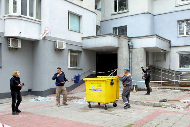 People remove debris and glass shards outside an apartment block in the Sviatoshynskyi district damaged by a Russian drone strike, Kyiv, Ukraine, October 21, 2026. The drone hit the building’s 20th floor, sparking a fire. Two people were killed in the attack. (Photo by Volodymyr Tarasov Ukrinform) Russian drone hits 24-storey apartment block in Kyiv  Copyright: xVolodymyrxTarasovx