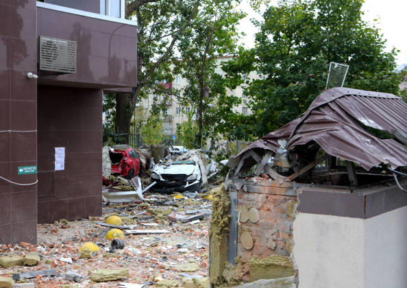 Rubble carpets the ground at a parking lot where cars were destroyed by a Russian drone strike on an apartment block in the Sviatoshynskyi district, Kyiv, Ukraine, October 21, 2026. The drone hit the building’s 20th floor, sparking a fire. Two people were killed in the attack. (Photo by Volodymyr Tarasov Ukrinform) Russian drone hits 24-storey apartment block in Kyiv  Copyright: xVolodymyrxTarasovx
