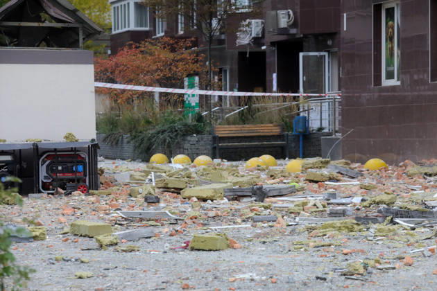 Debris covers the ground outside an apartment block in the Sviatoshynskyi district damaged by a Russian drone strike, Kyiv, Ukraine, October 21, 2026. The drone hit the building’s 20th floor, sparking a fire. Two people were killed in the attack. (Photo by Volodymyr Tarasov Ukrinform) Russian drone hits 24-storey apartment block in Kyiv  Copyright: xVolodymyrxTarasovx