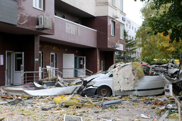 Rubble carpets the ground at a parking lot where cars were destroyed by a Russian drone strike on an apartment block in the Sviatoshynskyi district, Kyiv, Ukraine, October 21, 2026. The drone hit the building’s 20th floor, sparking a fire. Two people were killed in the attack. (Photo by Volodymyr Tarasov Ukrinform) Russian drone hits 24-storey apartment block in Kyiv  Copyright: xVolodymyrxTarasovx