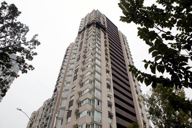 An apartment block in the Sviatoshynskyi district is damaged by a Russian drone strike, Kyiv, Ukraine, October 21, 2026. The drone hit the building’s 20th floor, sparking a fire. Two people were killed in the attack. (Photo by Volodymyr Tarasov Ukrinform) Russian drone hits 24-storey apartment block in Kyiv  Copyright: xVolodymyrxTarasovx