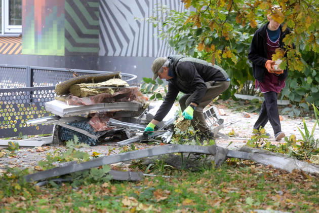 People remove debris and glass shards outside an apartment block in the Sviatoshynskyi district damaged by a Russian drone strike, Kyiv, Ukraine, October 21, 2026. The drone hit the building’s 20th floor, sparking a fire. Two people were killed in the attack. (Photo by Volodymyr Tarasov Ukrinform) Russian drone hits 24-storey apartment block in Kyiv  Copyright: xVolodymyrxTarasovx