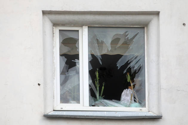 A window is shattered by a Russian drone strike on an apartment block in the Sviatoshynskyi district, Kyiv, Ukraine, October 21, 2026. The drone hit the building’s 20th floor, sparking a fire. Two people were killed in the attack. (Photo by Volodymyr Tarasov Ukrinform) Russian drone hits 24-storey apartment block in Kyiv  Copyright: xVolodymyrxTarasovx