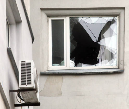 A window is shattered by a Russian drone strike on an apartment block in the Sviatoshynskyi district, Kyiv, Ukraine, October 21, 2026. The drone hit the building’s 20th floor, sparking a fire. Two people were killed in the attack. (Photo by Volodymyr Tarasov Ukrinform) Russian drone hits 24-storey apartment block in Kyiv  Copyright: xVolodymyrxTarasovx
