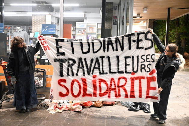 News Bilder des Tages Students blocked the ULB campus in Brussels BRUSSELS, BELGIUM - OCTOBER 22: Students at the Universite Libre de Bruxelles (ULB) Solbosch Campus erect barricades and hang protest banners blocking campus entrances in Brussels, Belgium on Wednesday, October 22, 2026. Demonstrators assembled to protest planned tuition fee increases and budget cuts targeting higher education funding across the Wallonia-Brussels Federation. Dursun Aydemir Anadolu Brussels Belgium. Editorial use only. Please get in touch for any other usage.  Copyright: x2026xAnadoluxDursunxAydemirx
