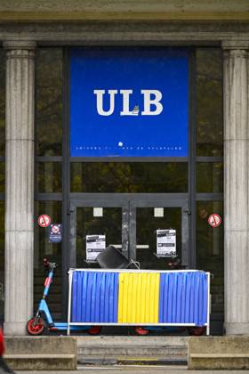 Student Protest Against Austerity 22 10 2026 IXELLES, BELGIUM - ULB doors are locked pictured during a protest at the Universite Libre de Bruxelles (ULB) on October 22, 2026 in Ixelles, Belgium, 22 10 2026 Ixelles Belgium  Copyright: xPhilipxReynaersx