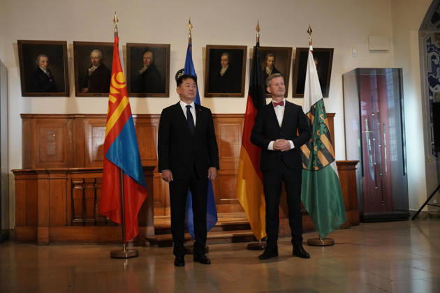 Leipzig - Mongolischer Staatspräsident in Sachsen Staatsbesuch mit Empfang am Alten Rathaus und Besuch der Universität Der mongolische Staatspräsident Ukhnaa Khurelsukh besucht am Donnerstag im Rahmen seines Staatsbesuchs in Deutschland die sächsische Stadt Leipzig. Gegen 10 Uhr wurde das Staatsoberhaupt am Alten Rathaus vom Chef der Sächsischen Staatskanzlei, Dr. Andreas Handschuh, sowie Leipzigs Erstem Bürgermeister Torsten Bonew empfangen. Für die Ankunft war bei entsprechender Witterung eine Kradeskorte vorgesehen. Im Anschluss stehen Eintragungen in das Gästebuch des Freistaates Sachsen und das Goldene Buch der Stadt Leipzig sowie der Austausch von Kooperationsverträgen zwischen sächsischen und mongolischen Hochschulen au Copyright: xEHLxMedia WilsonxVieirax 20261022_staatsbesuch-mongolei-leipzig_15