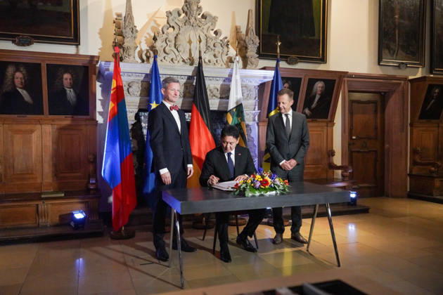 Leipzig - Mongolischer Staatspräsident in Sachsen Staatsbesuch mit Empfang am Alten Rathaus und Besuch der Universität Der mongolische Staatspräsident Ukhnaa Khurelsukh besucht am Donnerstag im Rahmen seines Staatsbesuchs in Deutschland die sächsische Stadt Leipzig. Gegen 10 Uhr wurde das Staatsoberhaupt am Alten Rathaus vom Chef der Sächsischen Staatskanzlei, Dr. Andreas Handschuh, sowie Leipzigs Erstem Bürgermeister Torsten Bonew empfangen. Für die Ankunft war bei entsprechender Witterung eine Kradeskorte vorgesehen. Im Anschluss stehen Eintragungen in das Gästebuch des Freistaates Sachsen und das Goldene Buch der Stadt Leipzig sowie der Austausch von Kooperationsverträgen zwischen sächsischen und mongolischen Hochschulen au Copyright: xEHLxMedia WilsonxVieirax 20261022_staatsbesuch-mongolei-leipzig_7