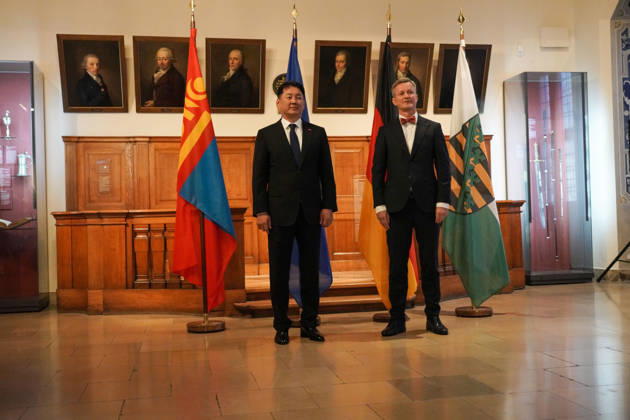 Leipzig - Mongolischer Staatspräsident in Sachsen Staatsbesuch mit Empfang am Alten Rathaus und Besuch der Universität Der mongolische Staatspräsident Ukhnaa Khurelsukh besucht am Donnerstag im Rahmen seines Staatsbesuchs in Deutschland die sächsische Stadt Leipzig. Gegen 10 Uhr wurde das Staatsoberhaupt am Alten Rathaus vom Chef der Sächsischen Staatskanzlei, Dr. Andreas Handschuh, sowie Leipzigs Erstem Bürgermeister Torsten Bonew empfangen. Für die Ankunft war bei entsprechender Witterung eine Kradeskorte vorgesehen. Im Anschluss stehen Eintragungen in das Gästebuch des Freistaates Sachsen und das Goldene Buch der Stadt Leipzig sowie der Austausch von Kooperationsverträgen zwischen sächsischen und mongolischen Hochschulen au Copyright: xEHLxMedia WilsonxVieirax 20261022_staatsbesuch-mongolei-leipzig_21