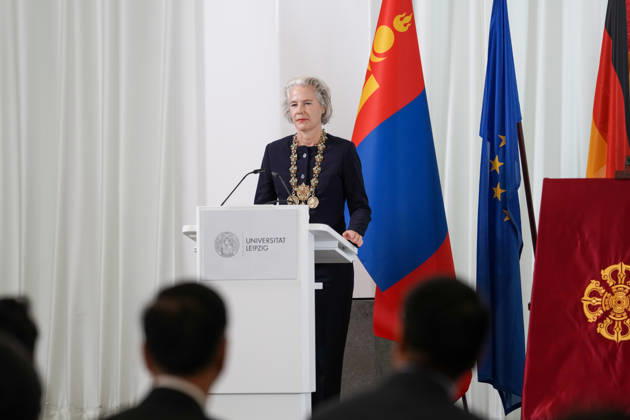 Leipzig - Mongolischer Staatspräsident in Sachsen Staatsbesuch mit Empfang am Alten Rathaus und Besuch der Universität Der mongolische Staatspräsident Ukhnaa Khurelsukh besucht am Donnerstag im Rahmen seines Staatsbesuchs in Deutschland die sächsische Stadt Leipzig. Gegen 10 Uhr wurde das Staatsoberhaupt am Alten Rathaus vom Chef der Sächsischen Staatskanzlei, Dr. Andreas Handschuh, sowie Leipzigs Erstem Bürgermeister Torsten Bonew empfangen. Für die Ankunft war bei entsprechender Witterung eine Kradeskorte vorgesehen. Im Anschluss stehen Eintragungen in das Gästebuch des Freistaates Sachsen und das Goldene Buch der Stadt Leipzig sowie der Austausch von Kooperationsverträgen zwischen sächsischen und mongolischen Hochschulen au Copyright: xEHLxMedia WilsonxVieirax 20261022_staatsbesuch-mongolei-leipzig_34