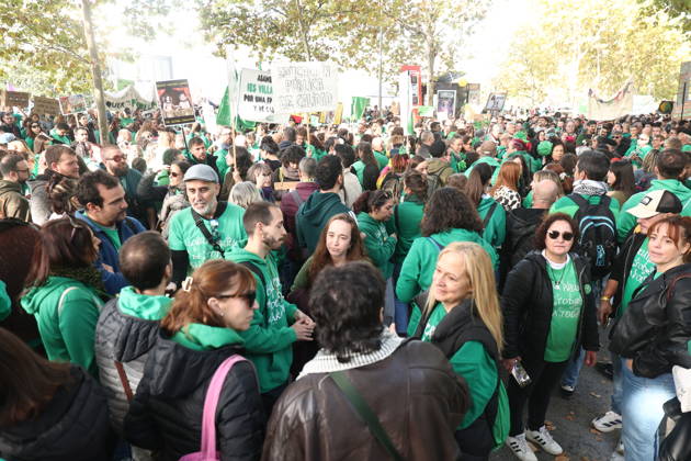 Rally at the Madrid Regional Assembly in Support of the Indefinite Education Strike Several people at a rally in support of public education, in front of the Madrid Regional Assembly, on October 22, 2026, in Madrid, Spain. Public school teachers in the Community of Madrid began an indefinite strike on October 14 to demand more resources and better working conditions. The strike was called by the unions CCOO, CGT, CNT, Solidaridad Obrera, STEM, and UGT, as well as by the teachers’ advocacy groups Educación Especial Digna, Menos Lectivas, and Queremos FP. Among their main demands are the restoration of a maximum of 17 teaching periods per week in secondary education and vocational training, and 22 in elementary school, and a reduction  Copyright: xEduardoxParrax 7861262