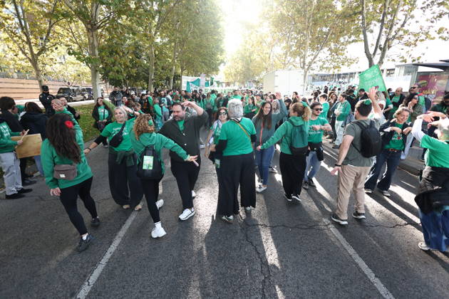 Rally at the Madrid Regional Assembly in Support of the Indefinite Education Strike Several people at a rally in support of public education, in front of the Madrid Regional Assembly, on October 22, 2026, in Madrid, Spain. Public school teachers in the Community of Madrid began an indefinite strike on October 14 to demand more resources and better working conditions. The strike was called by the unions CCOO, CGT, CNT, Solidaridad Obrera, STEM, and UGT, as well as by the teachers’ advocacy groups Educación Especial Digna, Menos Lectivas, and Queremos FP. Among their main demands are the restoration of a maximum of 17 teaching periods per week in secondary education and vocational training, and 22 in elementary school, and a reduction  Copyright: xEduardoxParrax 7861264