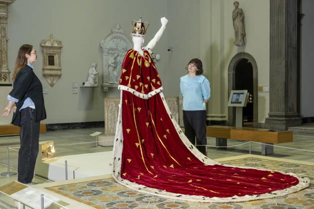 October 22, 2026, London, London, UK: LONDON, UK. ‘Cloak and crown ensemble worn on the Magic Tourâ€⠢, 1986, by Diana Moseley at a preview of ‘Freddie Mercury Splendid Thingsâ€⠢ at the V&A, South Kensington. To mark the 80th anniversary year of Freddie Mercuryâ€⠢s birth, eight looks worn by him are displayed around the museum in a trail ,developed with Mary Austin, his former fianco e and close friend, to celebrate his career through costumes and accessories worn in some of Queenâ€⠢s most memorable music videos and performances. The show runs to 17 January 2027. London UK - ZUMAl94_ 20261022_zaf_l94_007 Copyright: xStephenxChungx
